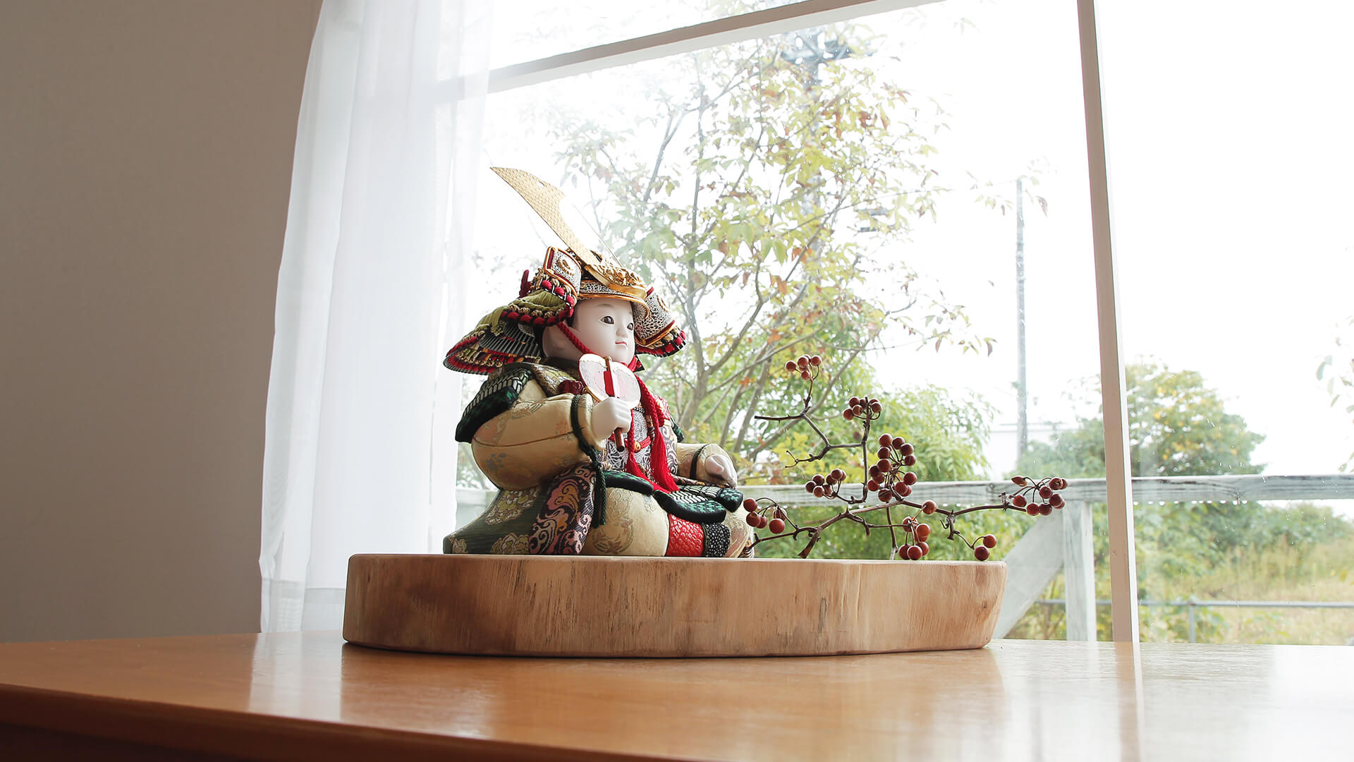 コンパクトな五月人形兜飾り