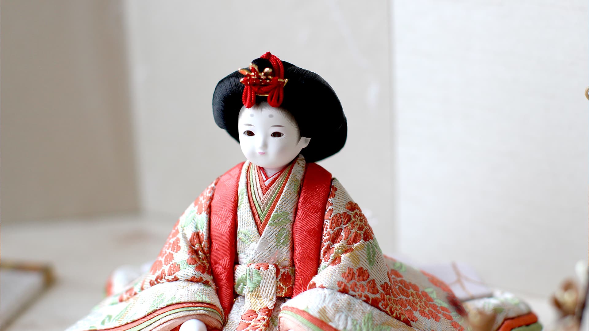 コンパクトでかわいい、ひな人形の木目込み親王飾り